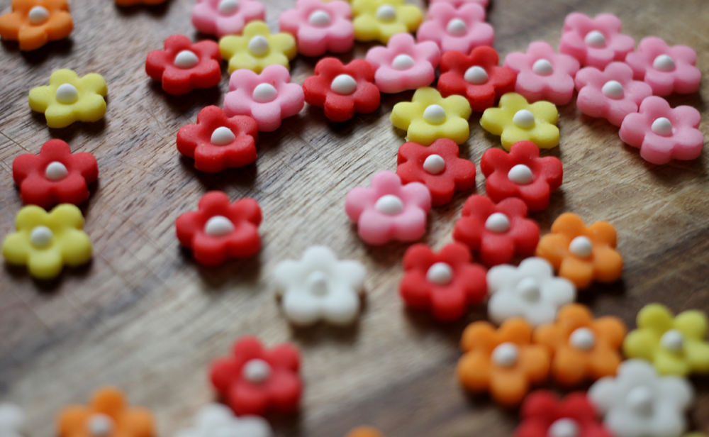 How To Make Flowers With Fondant Or Modeling Chocolate Fondant Flowers Are Easy To Make And Perfect Decorations For Your Cookies Www Tarfootbaker